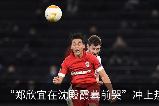 “郑欣宜在沈殿霞墓前哭”冲上热搜，网友拍到郑欣宜在母亲墓前哭到无法起身、手里攥着纸巾，无人在旁陪伴