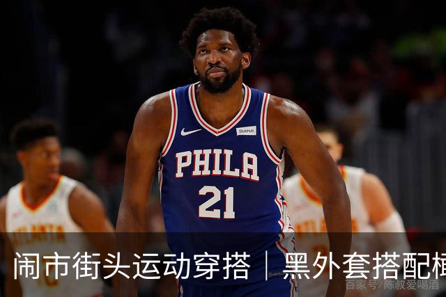 闹市街头运动穿搭｜黑外套搭配橄榄绿瑜伽裤，丰腴人妻随性又耐看